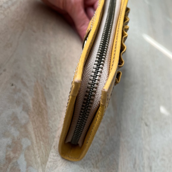 FOSSIL FIFTY FOUR leather wallet, yellow, Never Used, zip around womens wallet - Picture 7 of 8